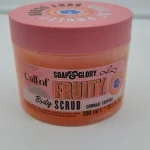 Exfoliante Corporal Soap & Glory Call of Fruity frutas tropicales e hibisco 10,1 oz